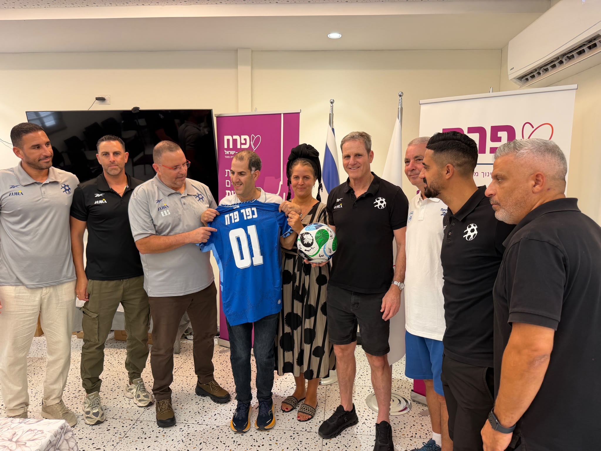 מאמני נבחרות ישראל בביקור מרגש בכפר פרח ישראל
